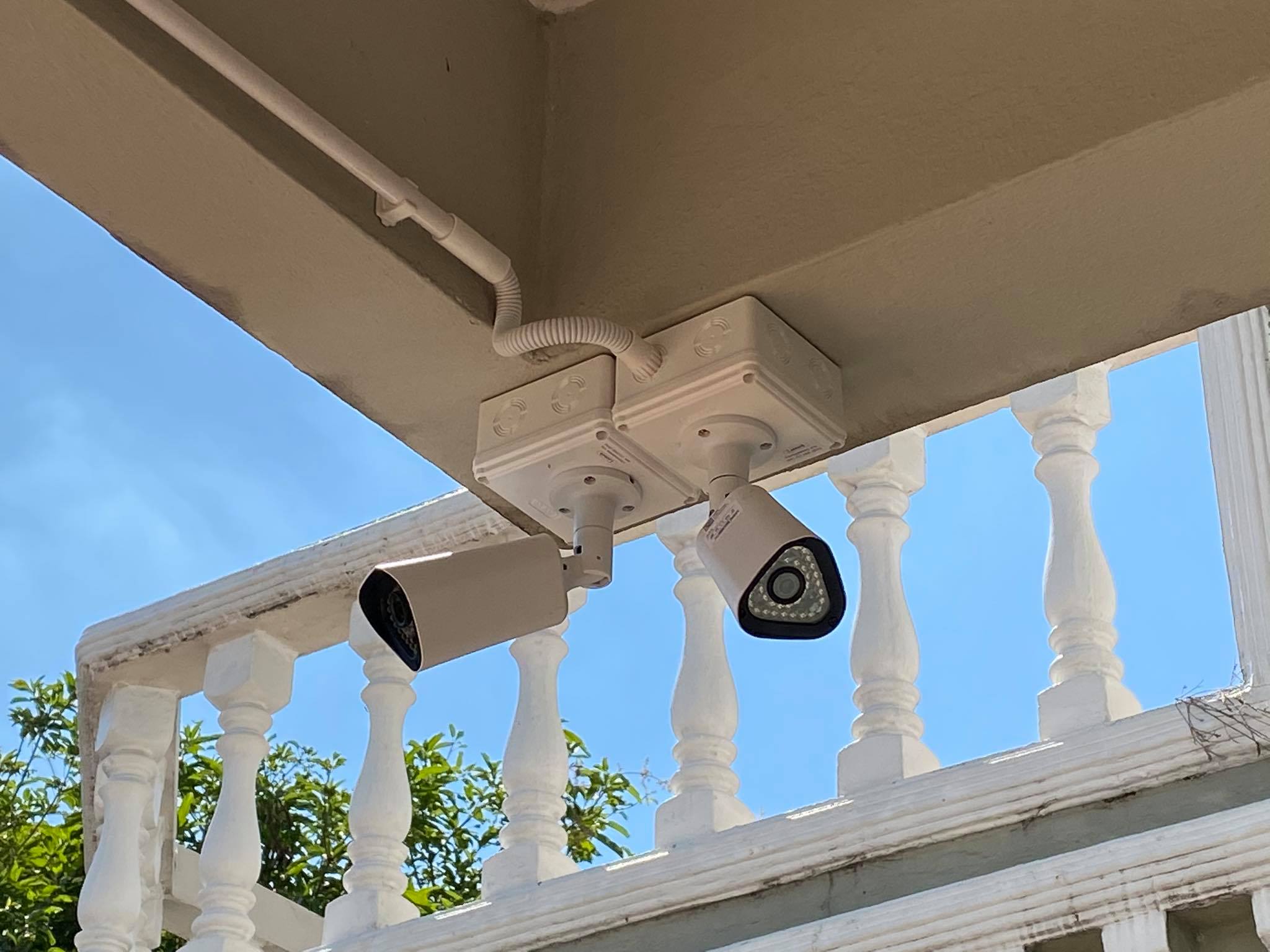 AR4 Outdoor Bullet Camera - White, AI Detection, Night Vision - Horizon Bliss